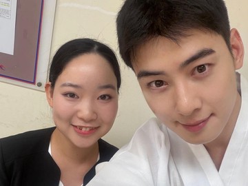 Penampilan terbaru Cha Eun Woo disorot terlihat lebih chubby dan tampak manglingi di tengah wajib militer. Foto: dok. Instagram @shinsua__0731/