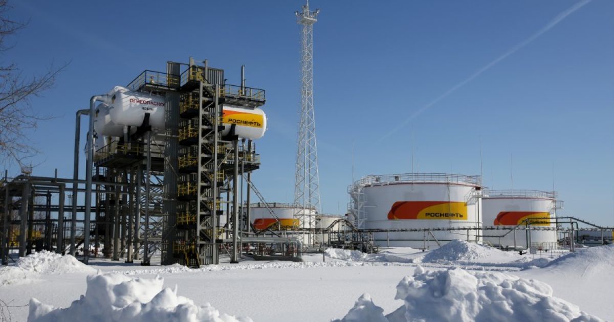 Kompresor dan tangki penyimpanan minyak di stasiun pemompaan Rosneft PJSC, di ladang minyak Samotlor dekat Nizhnevartovsk, Rusia. (Foto: Bloomberg-Andrey R.)