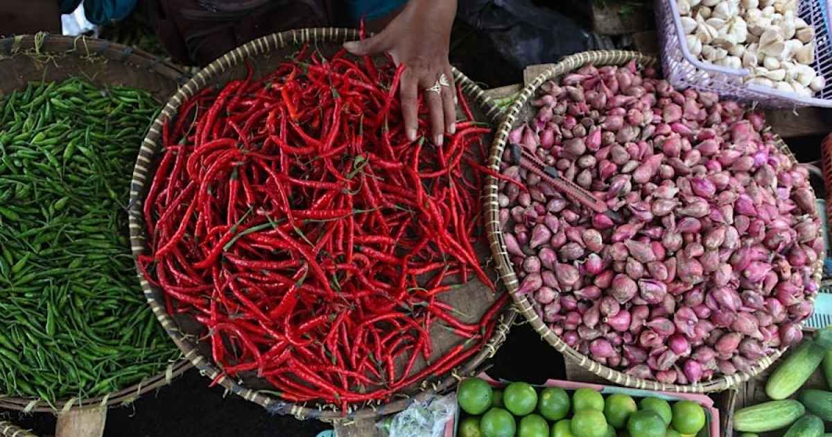 Pedagang merapihkan cabai kerting yang ia jual di Pasar Minggu, Kamis (18/12/2025). (Bloomberg Technoz/ Andrean Kristianto)