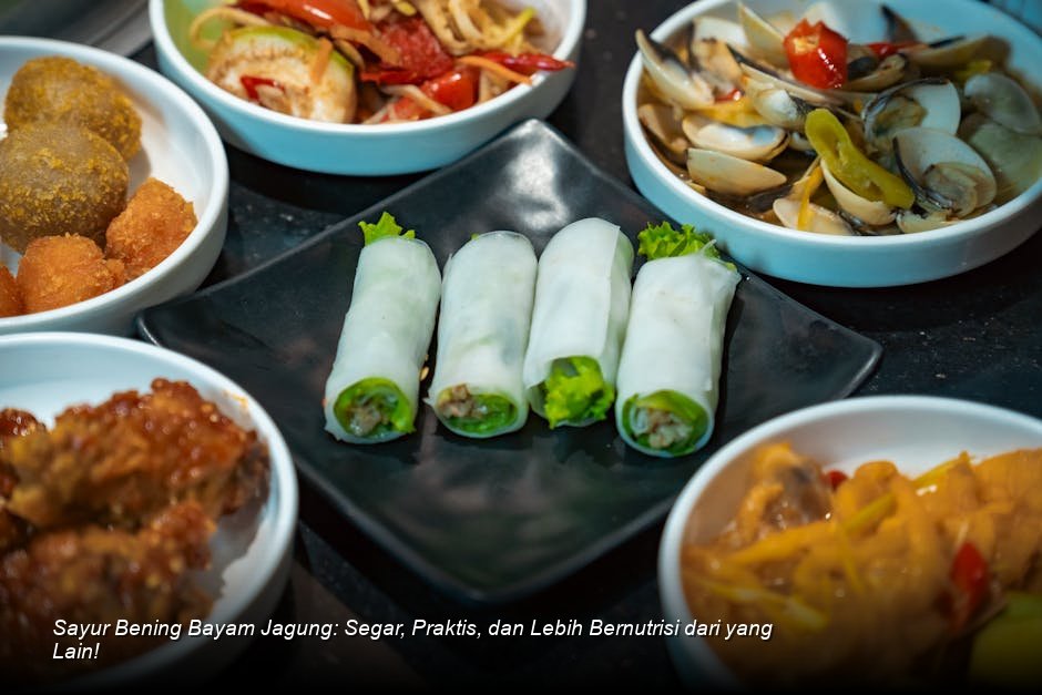 Semangkuk penuh Sayur Bening Bayam Jagung yang masih mengepul, dengan kuah bening jernih, dihiasi irisan daun bawang segar di atasnya.