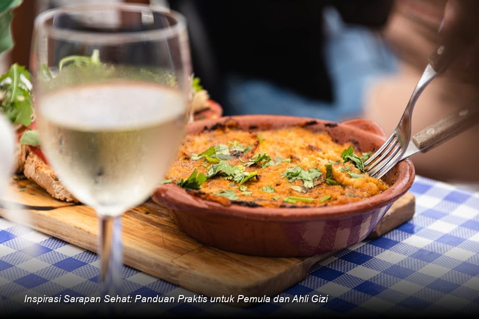 Berbagai pilihan makanan sarapan sehat seperti oatmeal, telur, dan buah-buahan tersaji di atas meja kayu.
