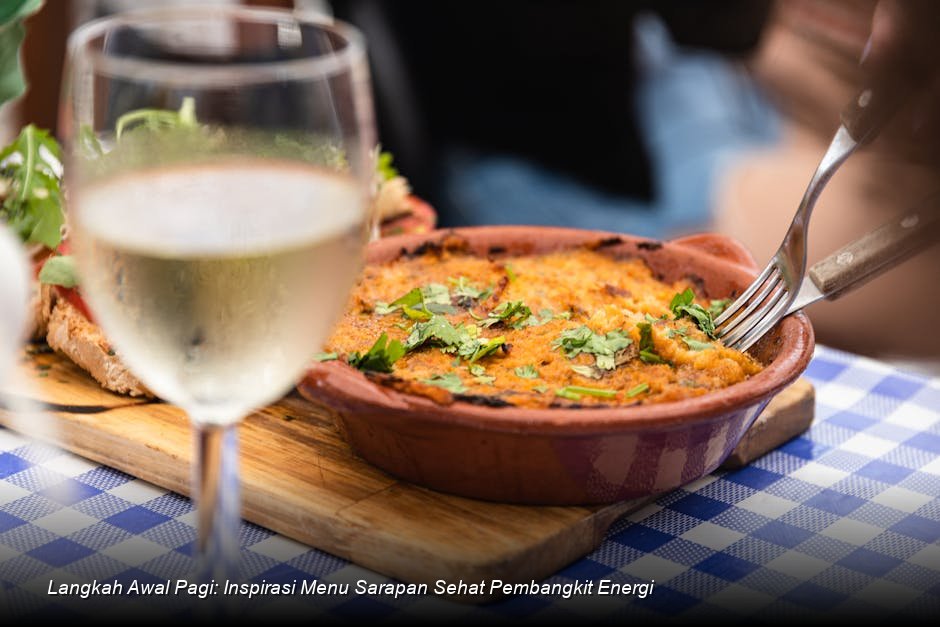 Tampilan berbagai macam makanan sarapan sehat yang tertata rapi di atas meja kayu.