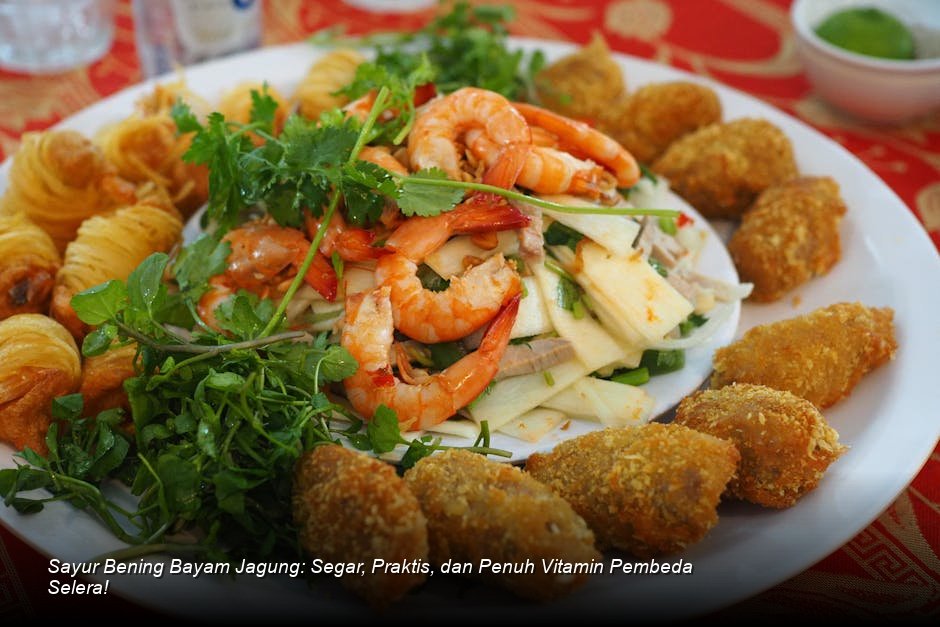 Semangkuk Sayur Bening Bayam Jagung yang masih mengepul, kuahnya bening jernih dengan potongan jagung kuning cerah dan daun bayam hijau segar, diletakkan di atas piring keramik putih.