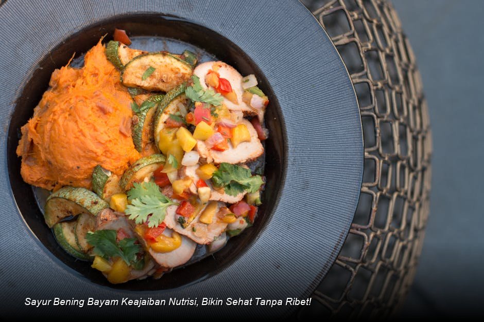 Semangkuk Sayur Bening Bayam yang masih mengepul, terlihat segar dengan jagung kuning cerah dan daun bayam hijau tua, ditaburi irisan bawang goreng tipis.