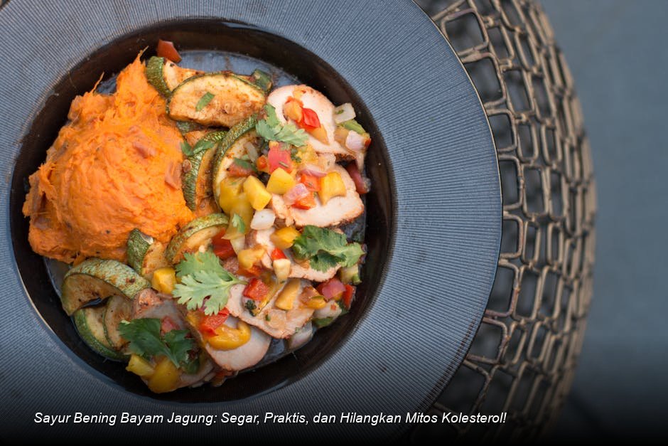 Semangkuk penuh Sayur Bening Bayam Jagung yang jernih dengan potongan jagung kuning cerah dan daun bayam hijau segar, ditata estetik di atas meja kayu.