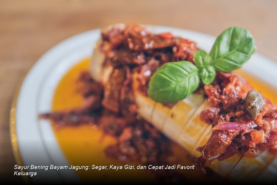 Semangkuk besar Sayur Bening Bayam Jagung yang masih mengepul, kuahnya bening jernih, dengan taburan irisan tomat merah segar di atasnya.