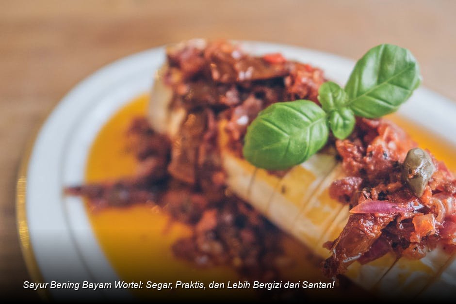 Semangkuk penuh Sayur Bening Bayam Wortel yang masih mengepul, dengan kuah bening jernih, dihiasi taburan bawang goreng di atasnya.
