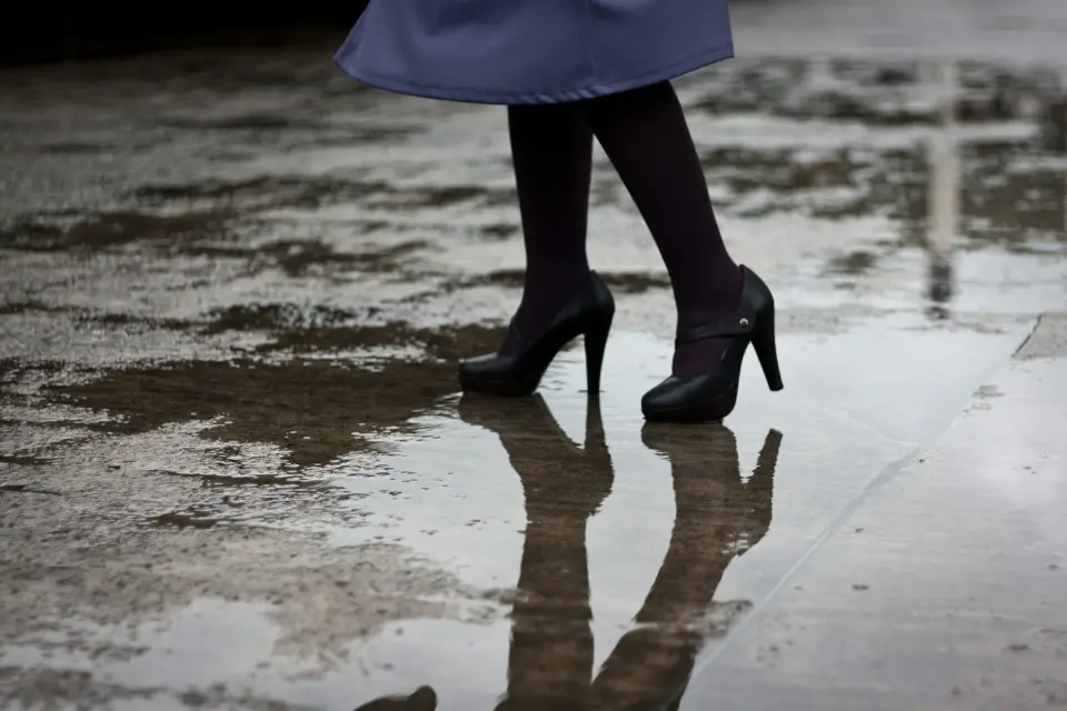 Hujan Gak Lagi Halangan! 9 Sepatu Anti Air Ini Bikin Gayamu Tetap Cetar Membahana!