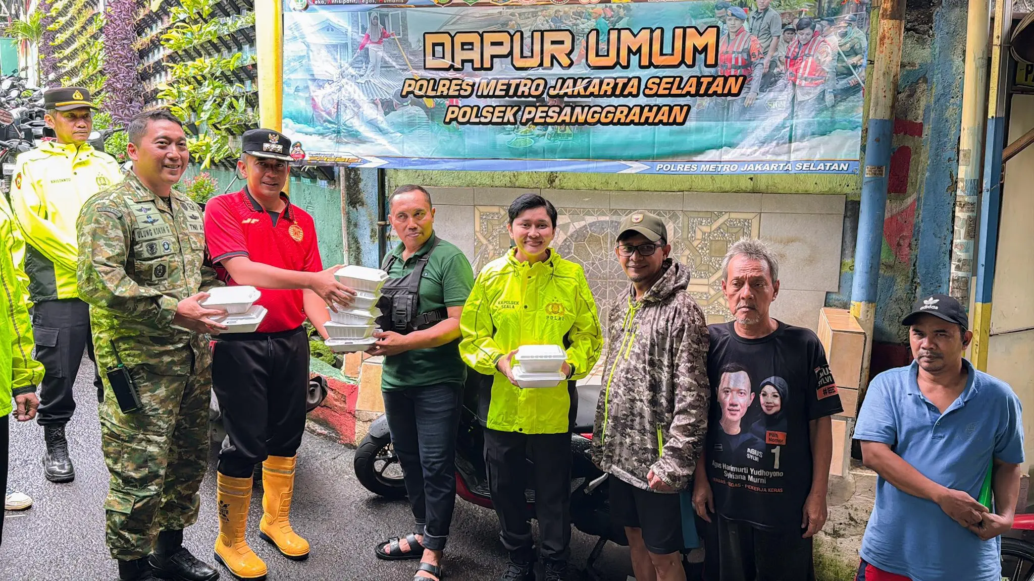 Banjir Luapan Kali Uangan Rendam 514 Rumah di Ulujami, Polsek Pesanggrahan Salurkan 700 Nasi Bungkus