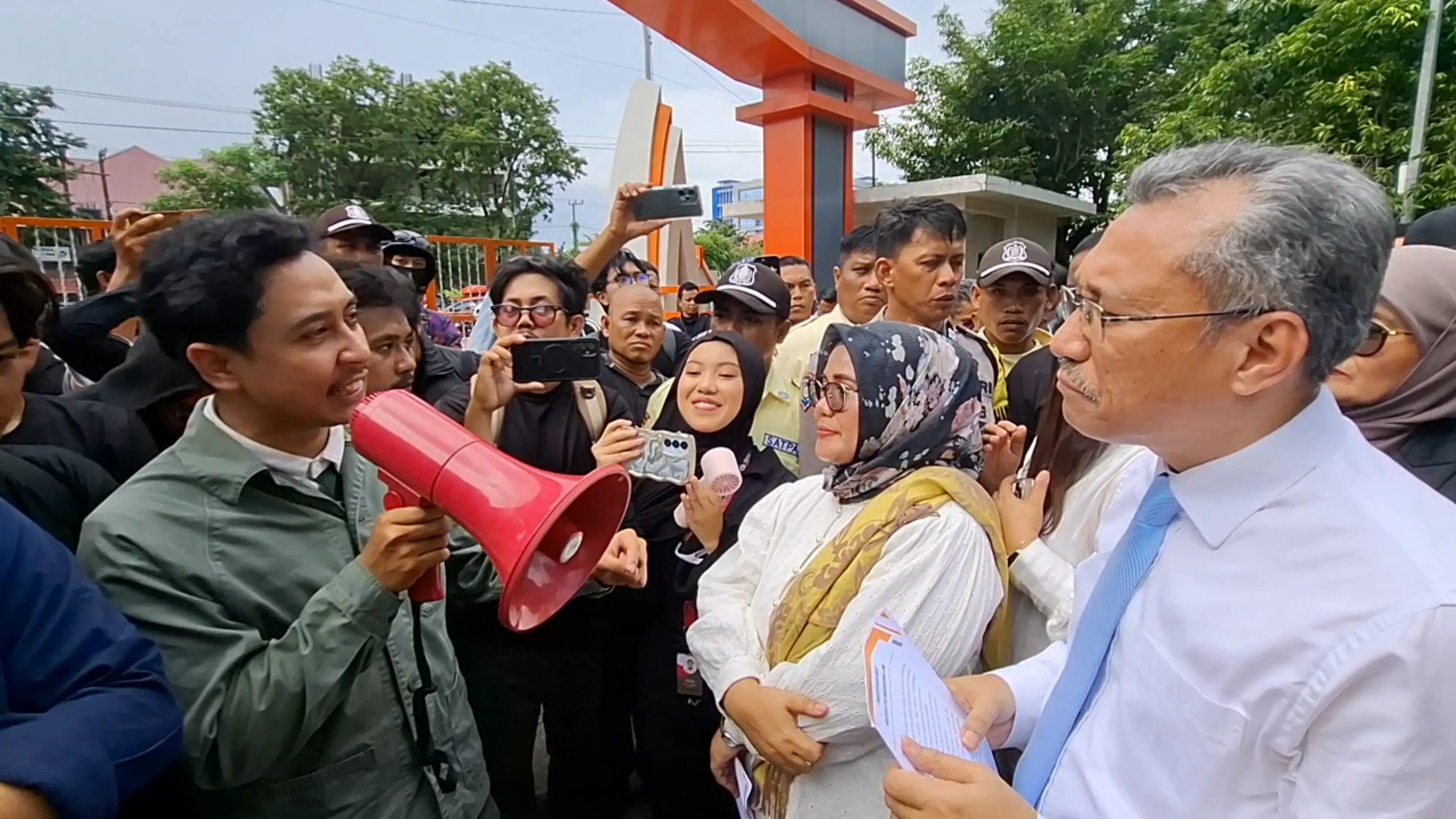Diadang Demo Mahasiswa UNM, Sekjen Kemendikti Saintek Pilih Dialog dan Redam Ketegangan Kampus