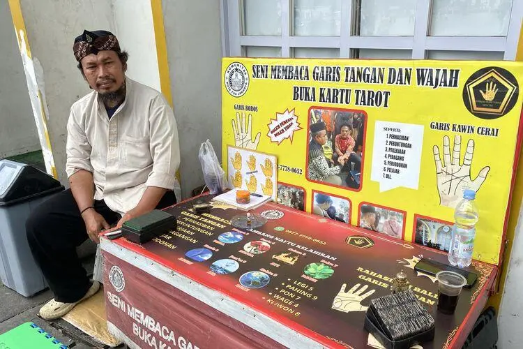 TERUNGKAP! Rahasia Garis Tangan di Kota Tua: Lebih dari Sekadar Ramalan, Ini yang Bikin Warga Urban Jakarta Ketagihan!