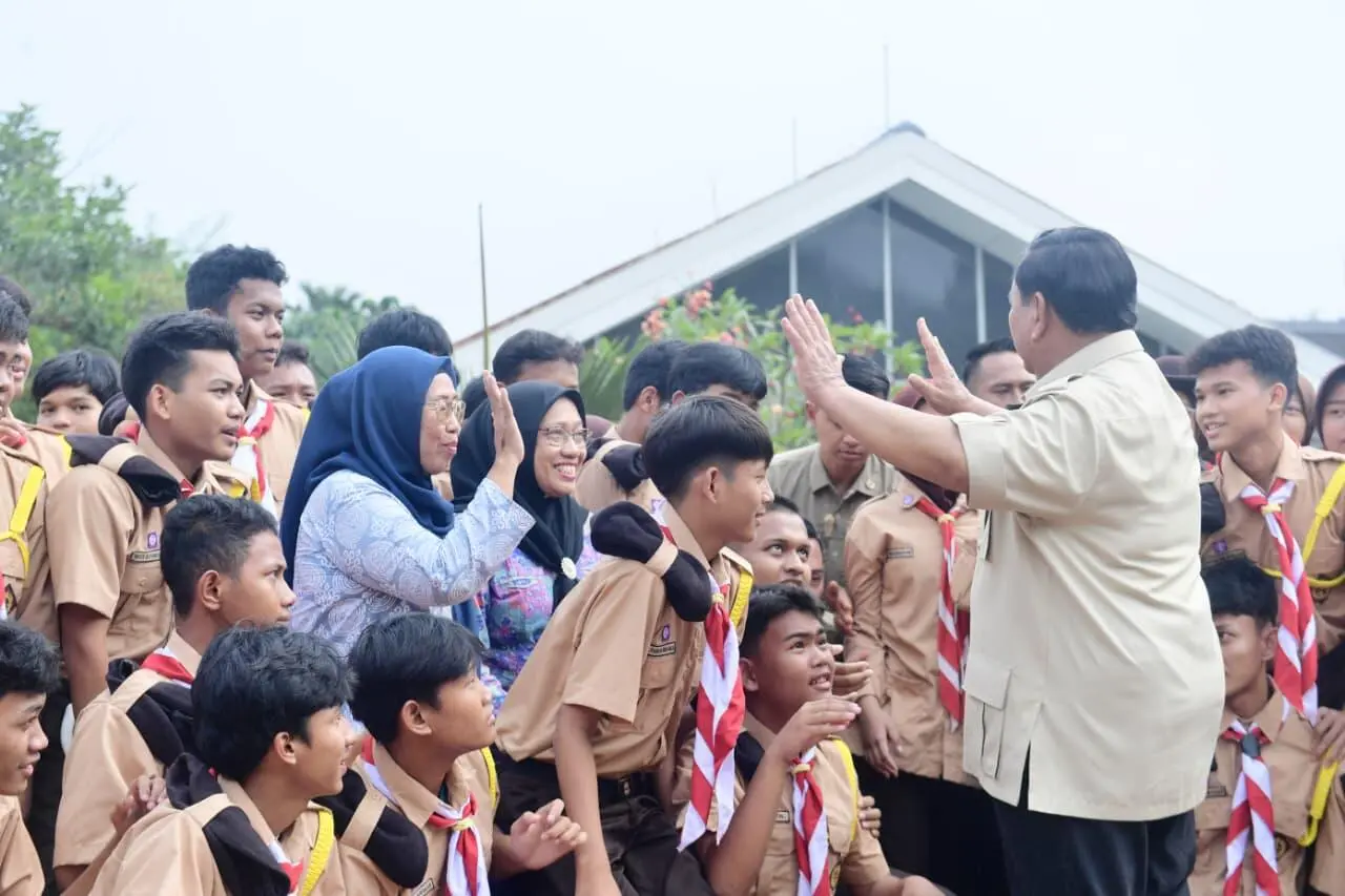 Dari Ujung ke Ujung Nusantara: Siswa Sekolah Rakyat Bersatu Padu Sambut Prabowo di Banjarbaru!
