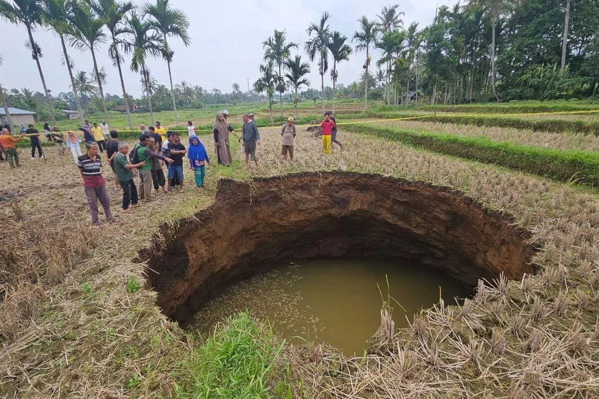 VIRAL! Misteri Lubang Raksasa Muncul di Sawah Limapuluh Kota, Sumbar: Air Biru dan Suara Gemuruh Bikin Heboh