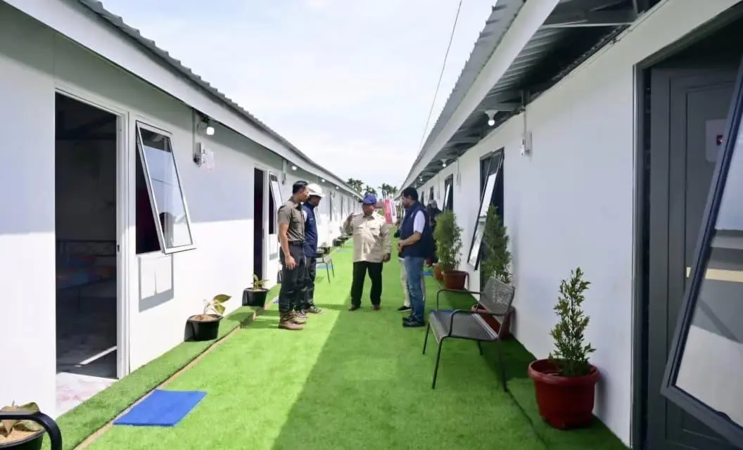 Prabowo Murka! Huntara Korban Banjir dari Seng: Simbol Korupsi yang Membara?