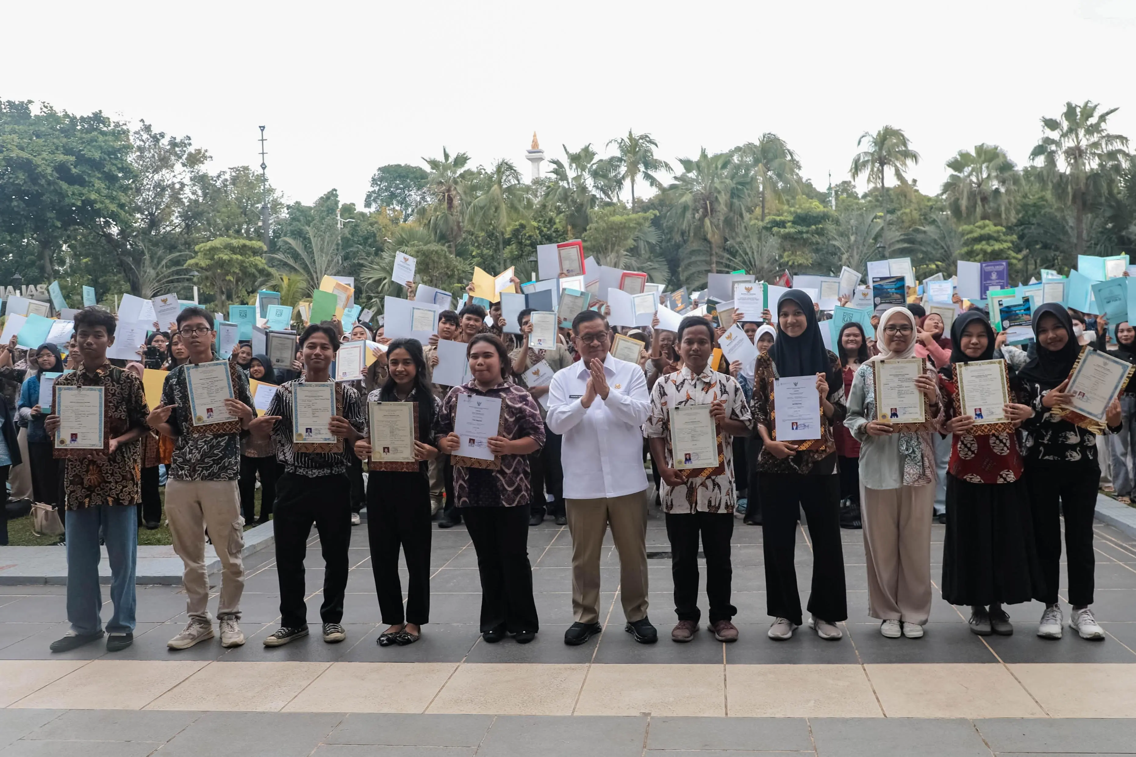 Ribuan Ijazah Tertahan Belasan Tahun, Pemprov DKI Beri Solusi Mengejutkan!