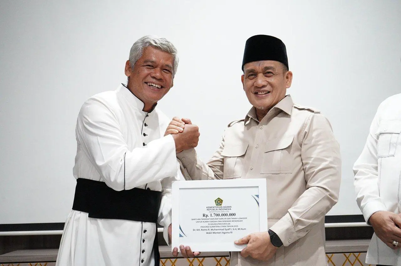 Percepat Pemulihan Rumah Ibadah, Wamenag Serahkan Bantuan Gereja Katolik Terdampak Bencana Sumut