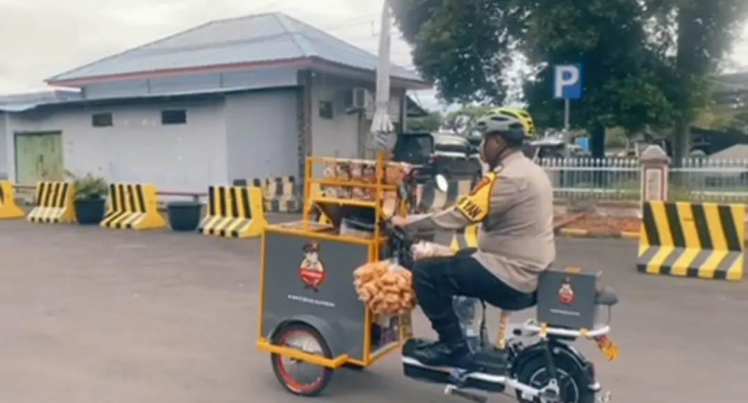 Polisi Bagikan Kopi Gratis di Pelabuhan Bakauheni, Hadirkan Pendekatan Humanis Selama Nataru