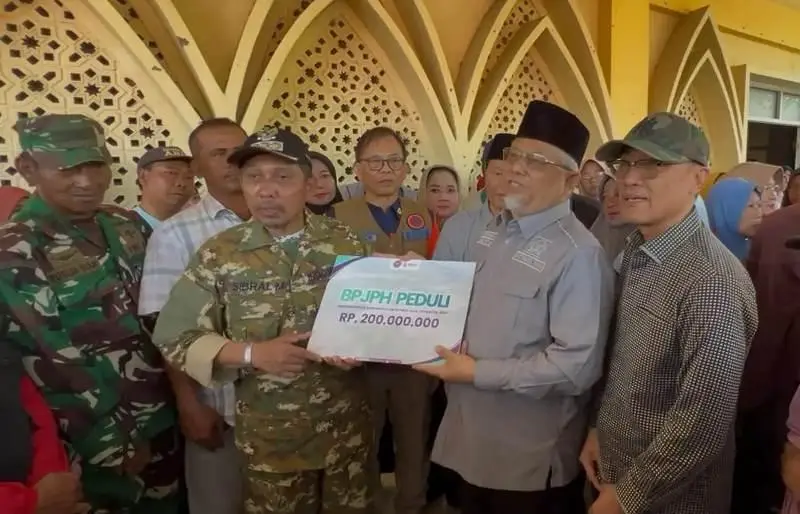BPJPH Serahkan Bantuan bagi Korban Bencana Banjir Aceh di Pidie Jaya