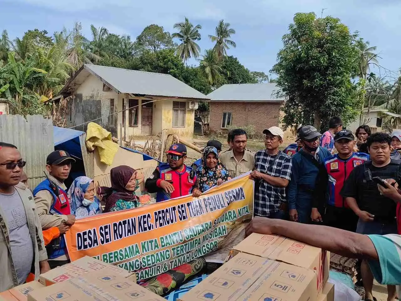 Tim Relawan dan Remaja Mesjid Raya Nurul Iman Desa Sei Rotan Salurkan Bantuan Korban Bencana Sumatra