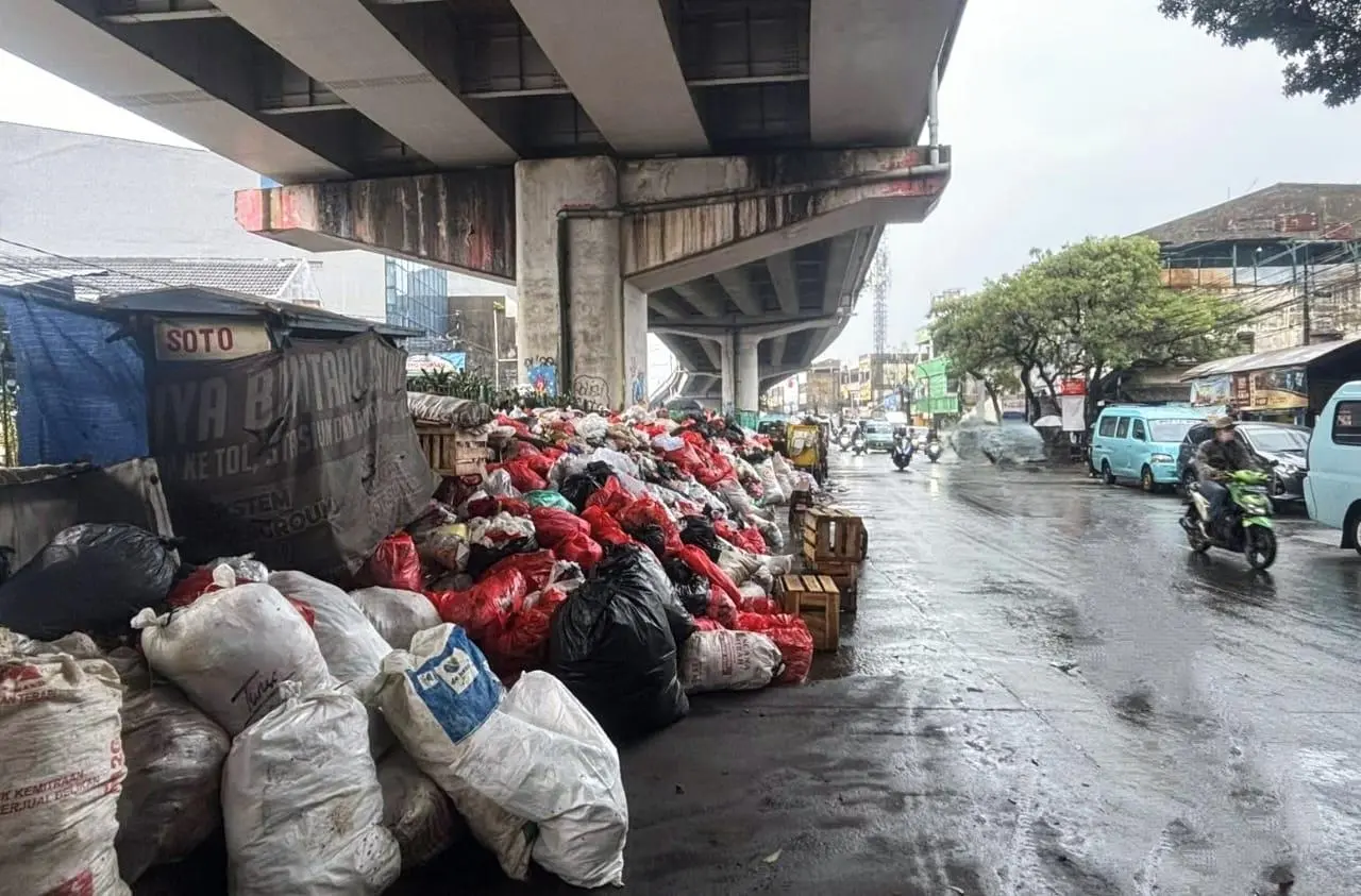 Horor Sampah Menggunung di Tangsel! Warga Dicekik Bau Busuk Bertahun-tahun, Pemkot Cuma Bilang 'Sabar Saja'!