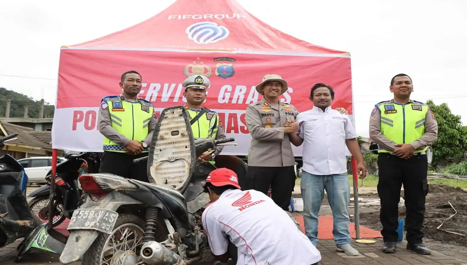 Bangkit Bersama Polri: Kapolres Tapteng Layani Service Motor Gratis untuk Warga Terdampak Bencana Alam