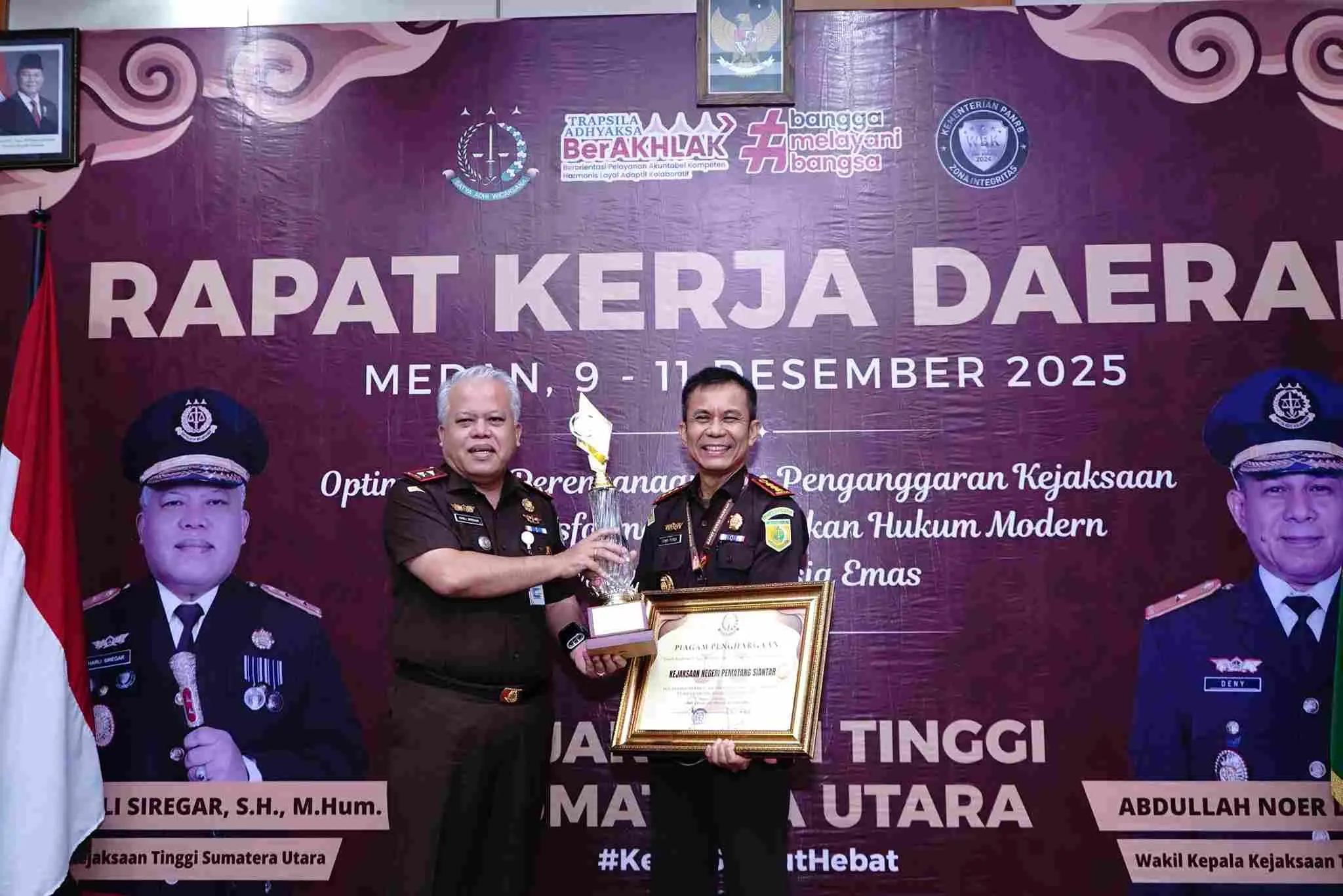 Rakerda, Kajati Sumut Berikan Apresiasi Kepada Satuan Kerja Berprestasi