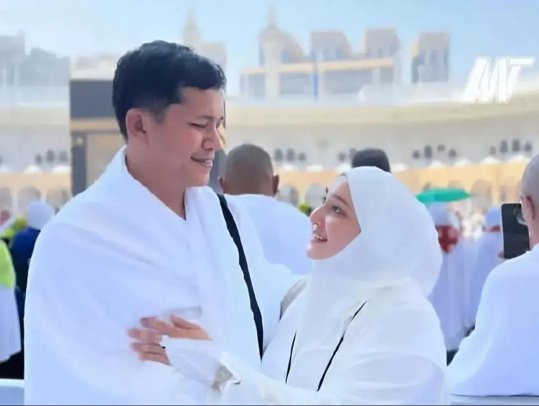 Viral! Foto Umrah Bupati Aceh Selatan di Tengah Banjir, Jabatan Melayang, Publik Murka