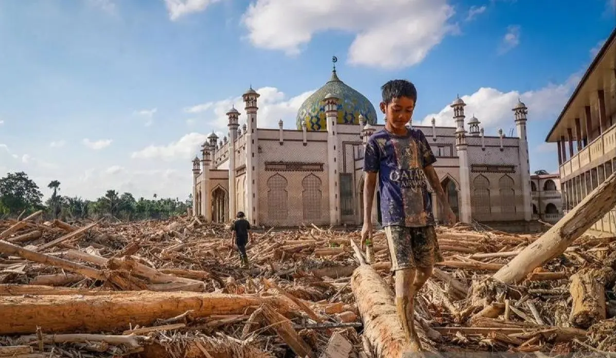 [BERITA FOTO] Banjir Bandang Tinggalkan Lautan Kayu di Aceh Tamiang, Warga Terjebak Lumpur dan Kayu!