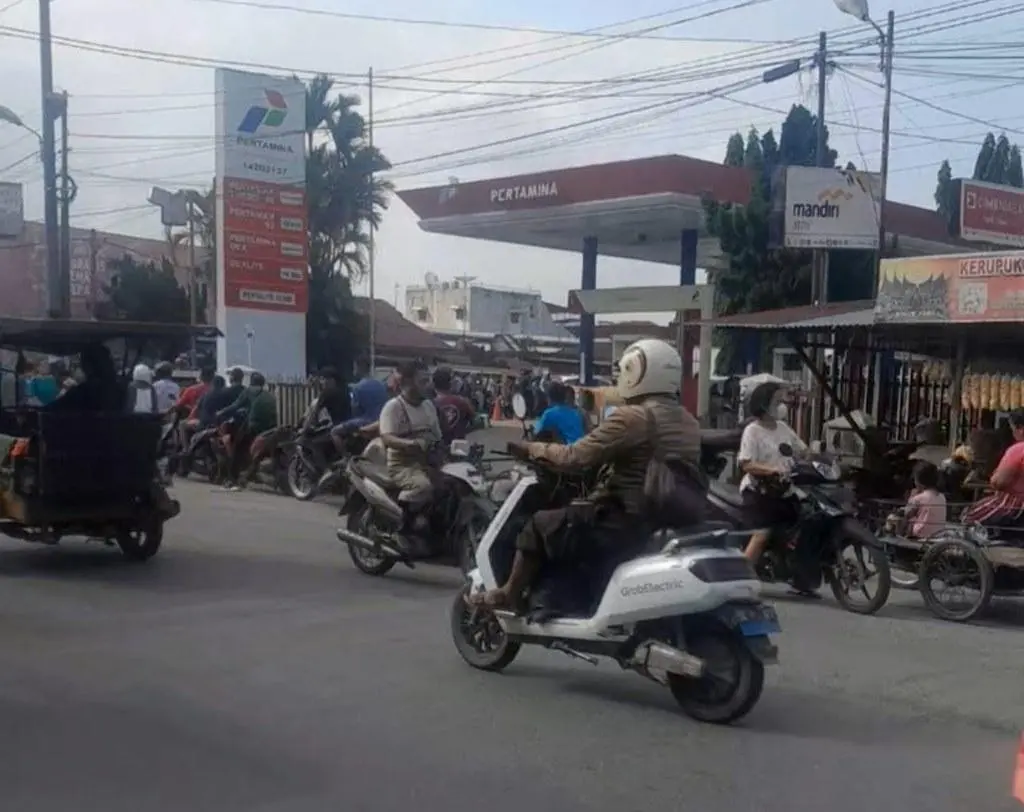 Kondisi Antrian di SPBU Tegal Sari Mandala II Masih Panjang