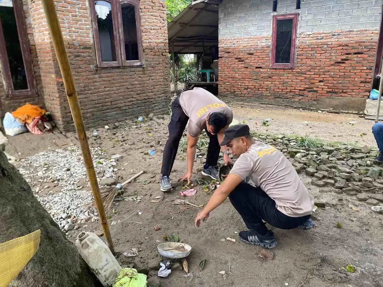 Bantu Warga Pasca Terdampak Banjir Polres Binjai Melaksanakan Gotong Royong 