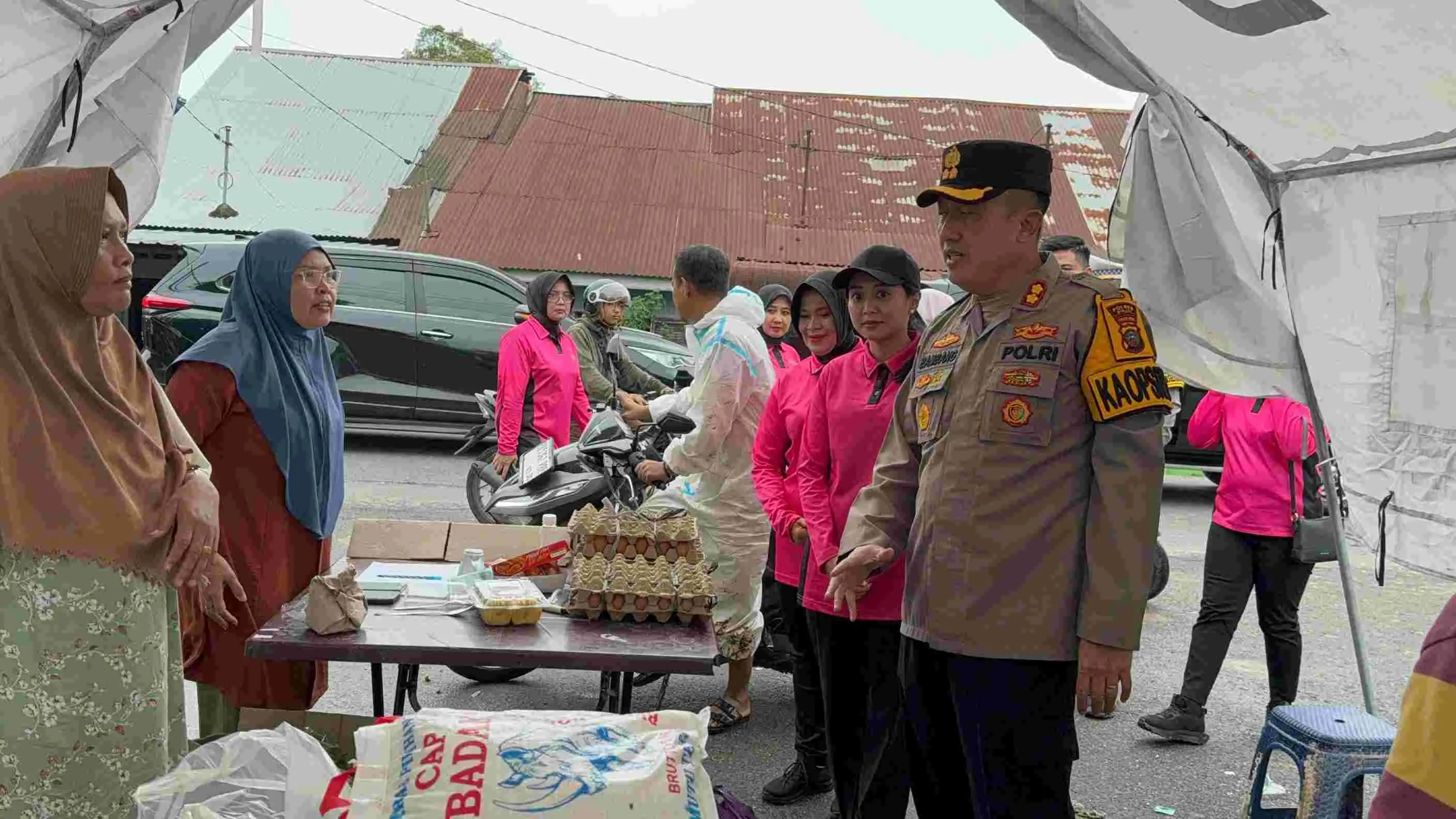 Kapolres Binjai Bersama Bhayangkari Pantau dan Salurkan Bantuan Banjir