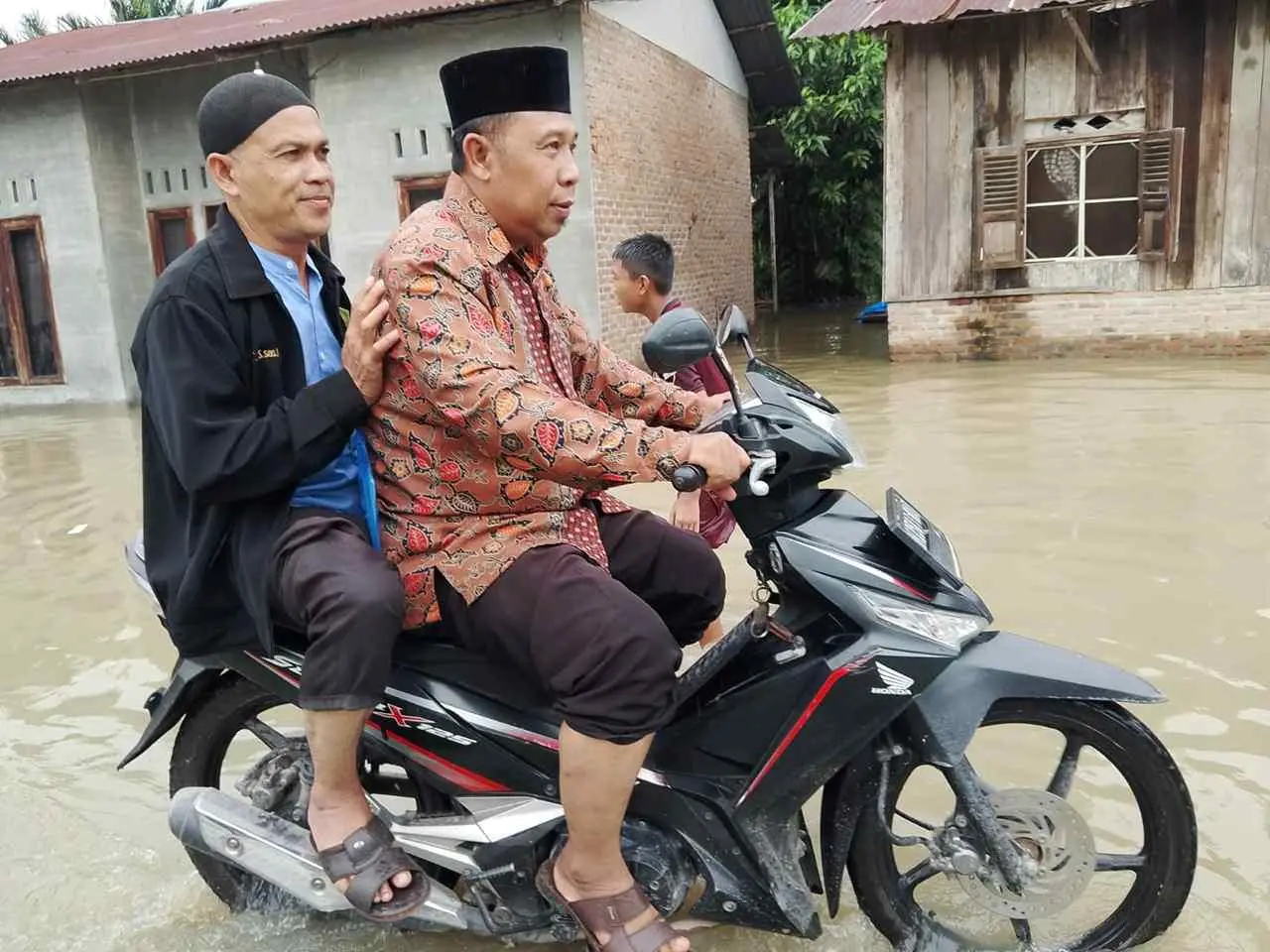 Demi Akad Suci, Penghulu Pantai Cermin Menembus Banjir 