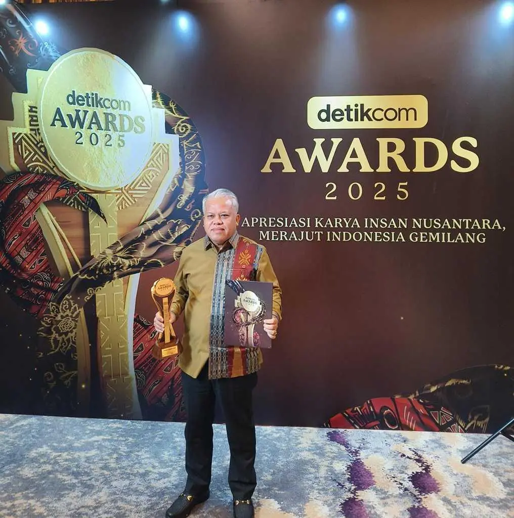 Hari Siregar Terima Penghargaan Detikcom Award Sebagai Tokoh Pendorong Keterbukaan Informasi Lembaga Hukum