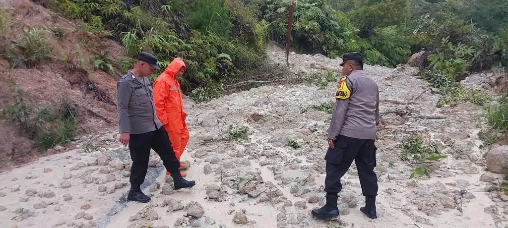 Jalinsum Sipirok–Taput Lumpuh Total Akibat Longsor, Polisi Imbau Pengendara Cari Jalur Alternatif