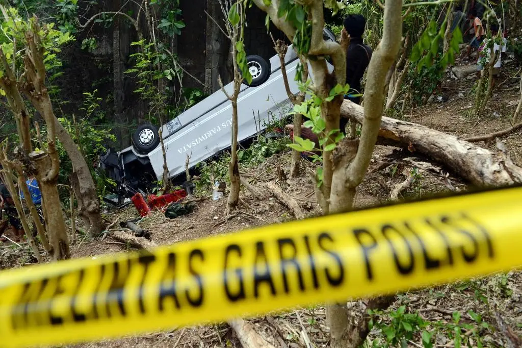 [BERITA FOTO] Tragedi di Bali: Minibus Terjun ke Jurang, Lima Turis Tiongkok Meregang Nyawa