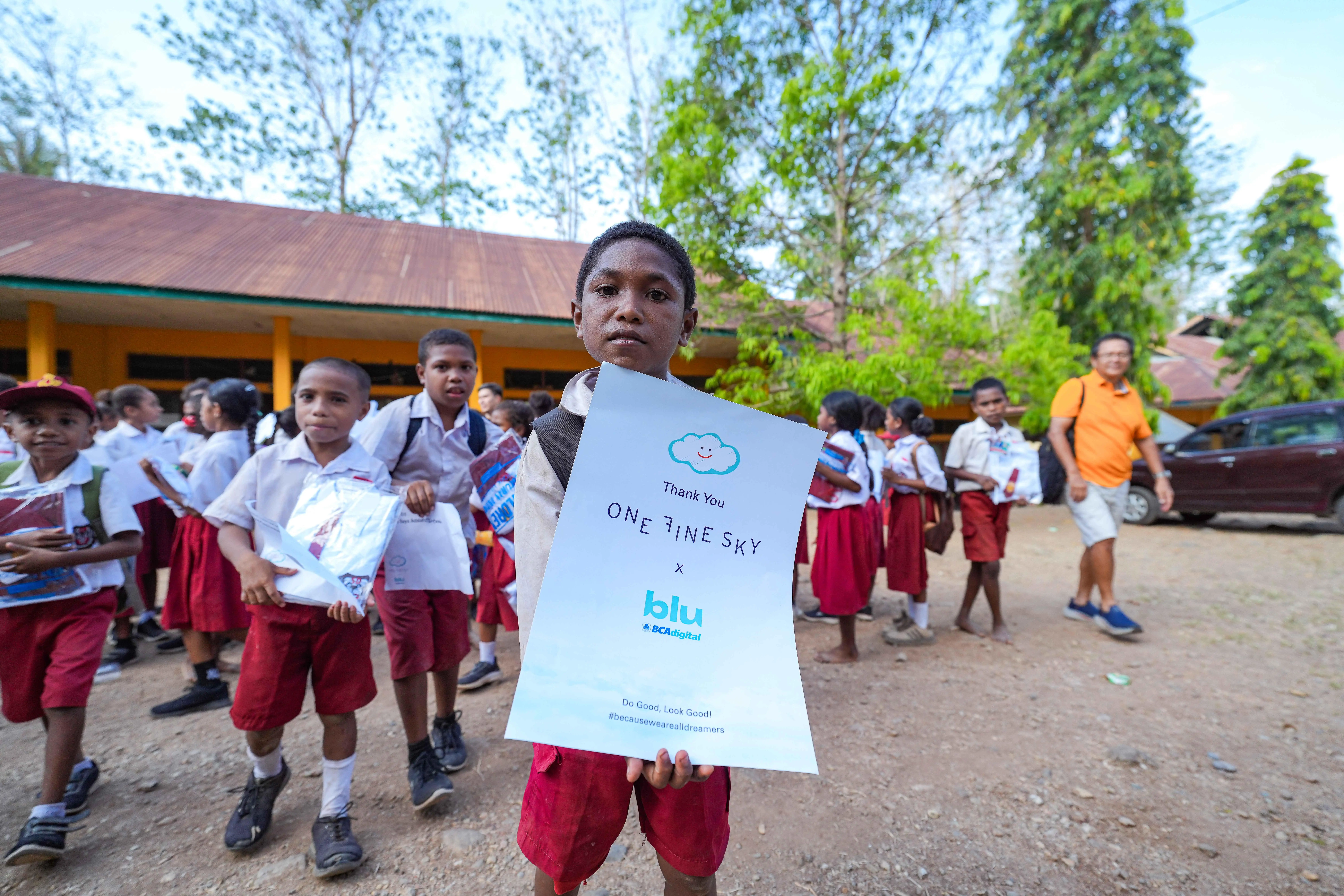 BCA Digital Donasikan 650 Seragam Sekolah dan Dukung Literasi Finansial untuk Siswa-Siswi di NTT