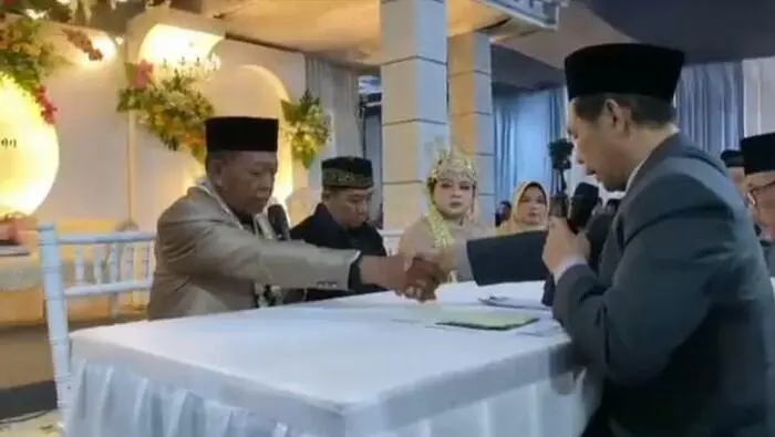 Cinta atau Rekayasa? Cek Kosong Warnai Pernikahan Viral Mbah Tarman di Pacitan