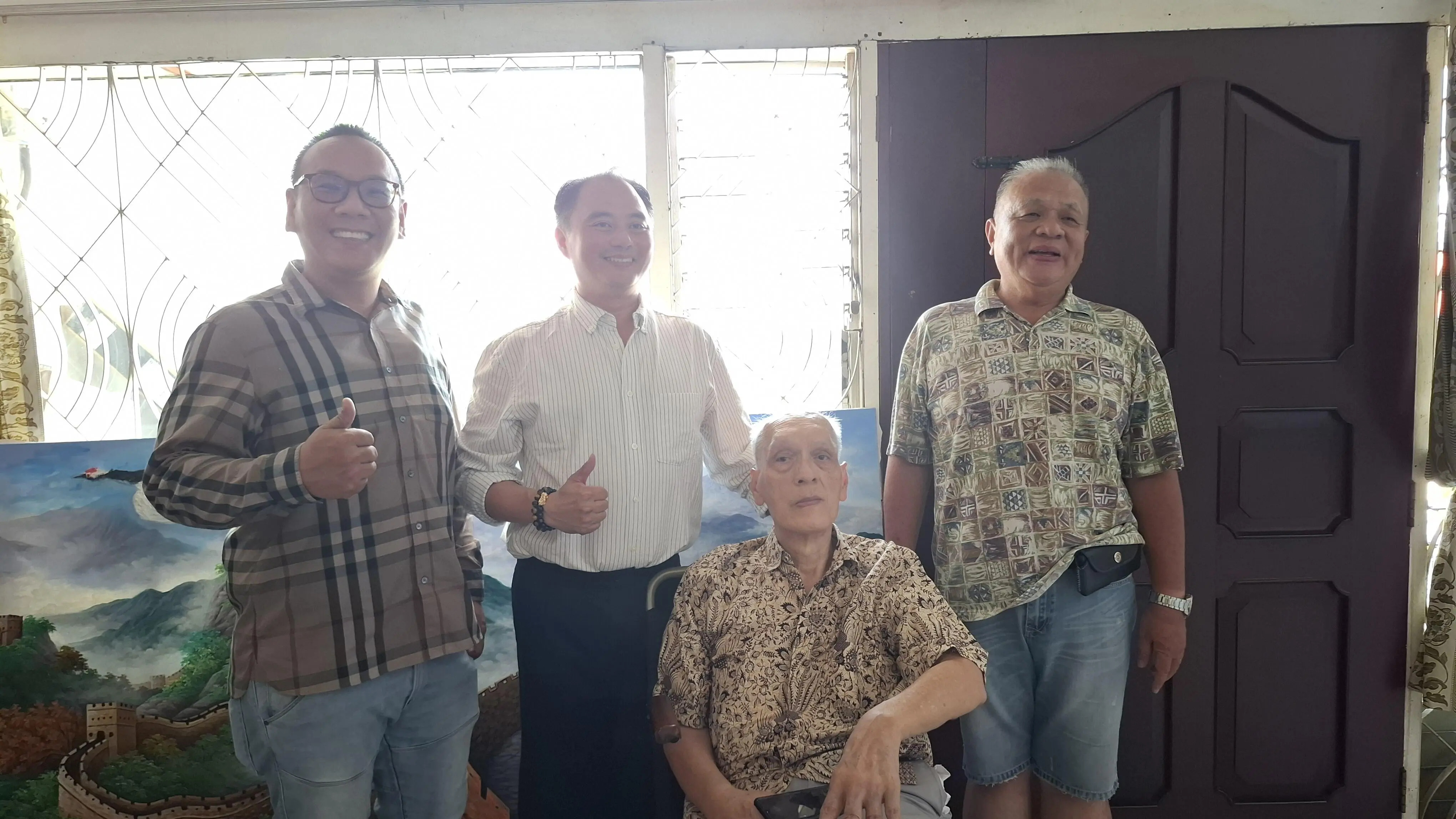 Tak Gentar Keterbatasan! Pelukis Tommy Pangesa Tetap Berkarya Pakai Tangan Kiri Usai Stroke, Karyanya Diburu Kolektor!