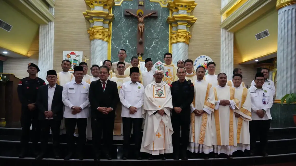 Di Altar Persaudaraan: Ketika Menag Hadiri Tahbisan, Damai Menjelma di Rumah Ibadah