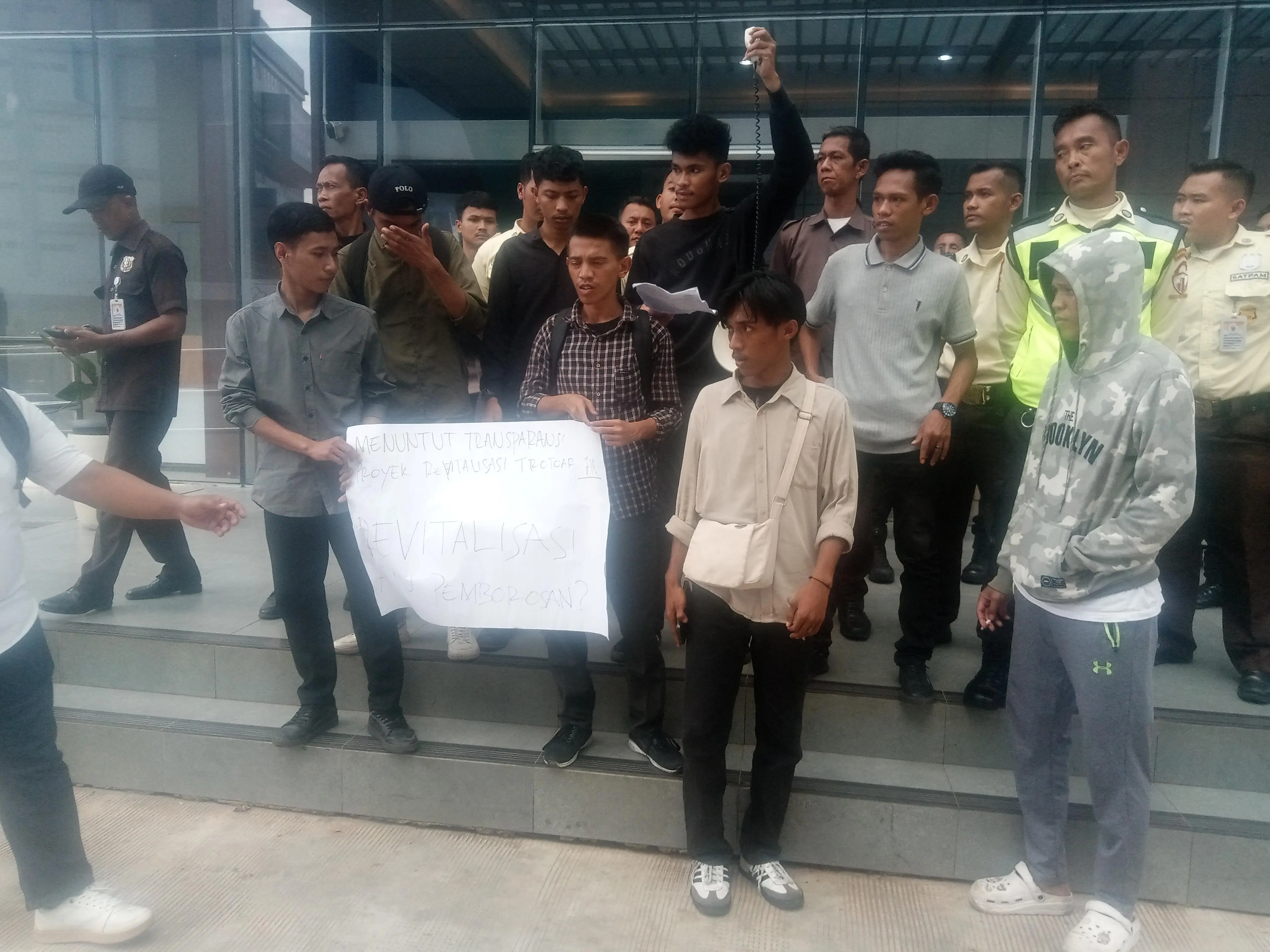 Proyek Trotoar Ciater Rp7 Miliar Diprotes Mahasiswa, Dinilai Tidak Efektif dan Rugikan Warga
