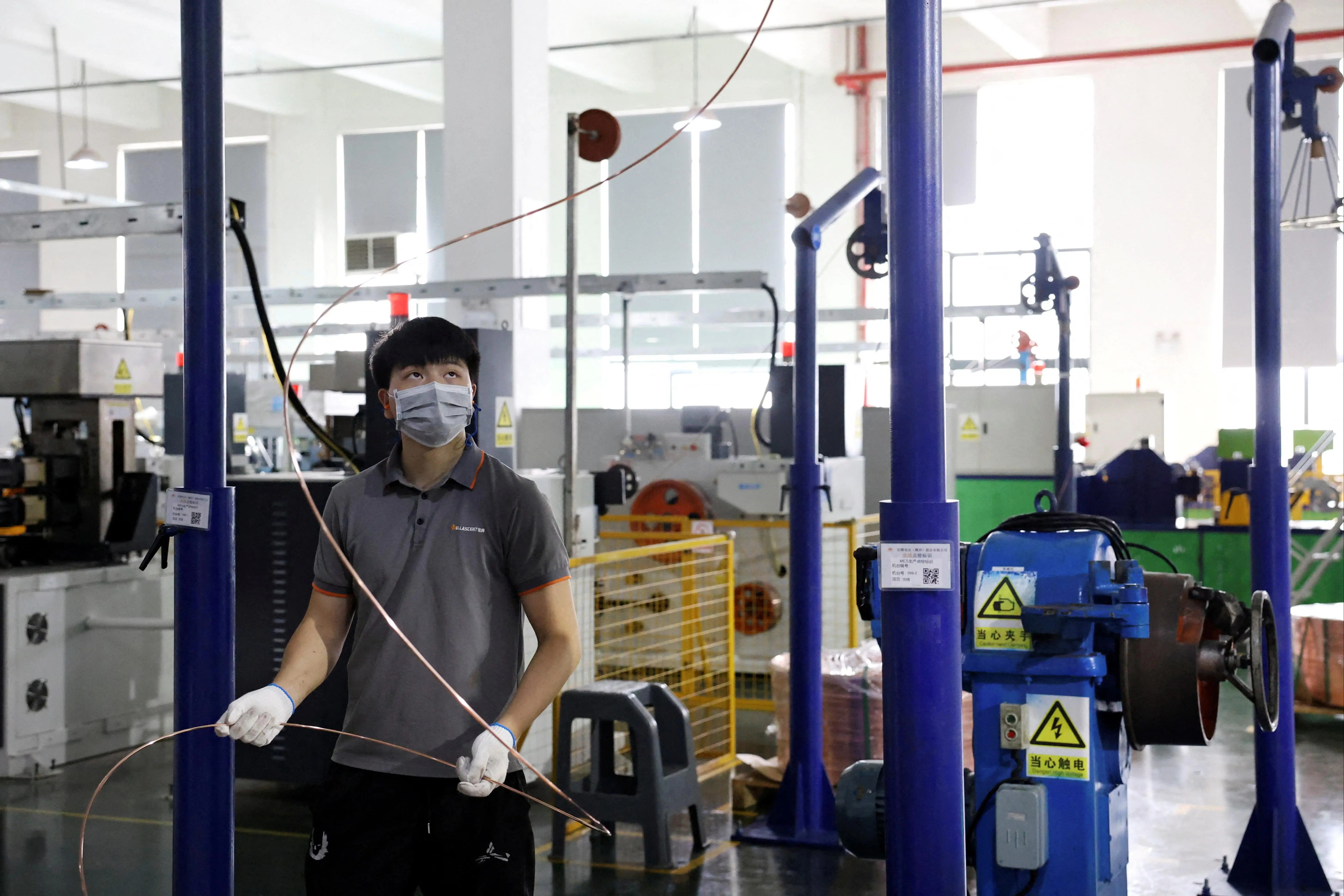 Aktivitas Pabrik China Menyusut Lagi, Produsen Menanti Stimulus dan Kesepakatan Dagang AS