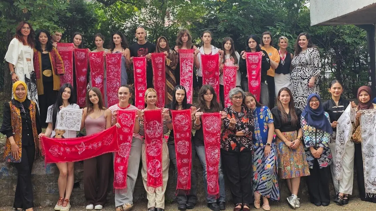 Kisah Inspiratif Batik Tulis di Bumi Balkan: Dari Nusantara ke Belgrade, Jejak Filosofi yang Mengikat Dunia