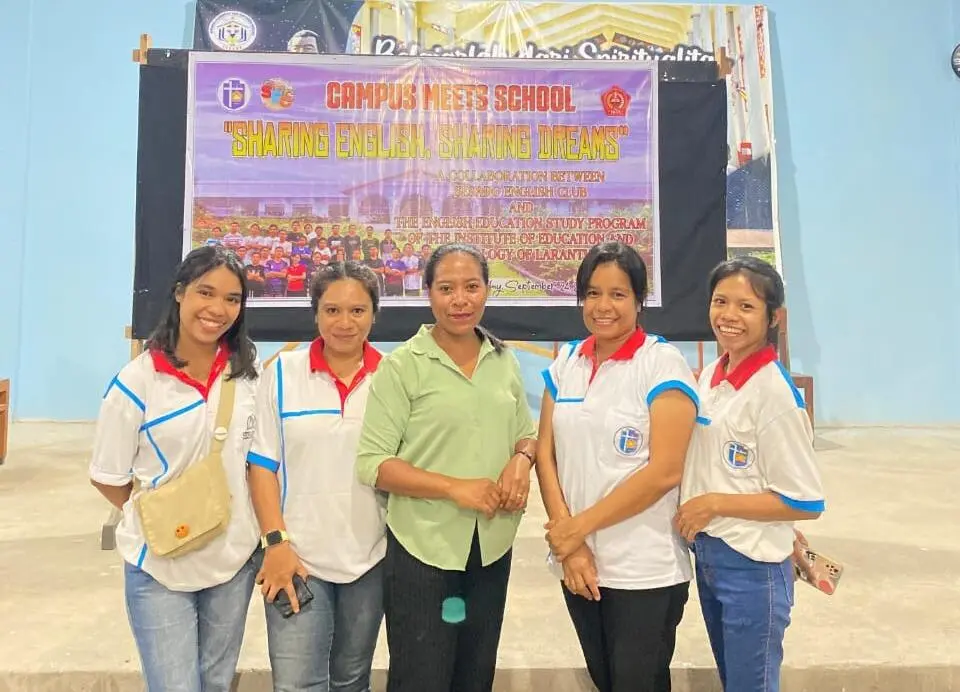 Simfoni Campus Meets School: Jembatan Inspirasi Bahasa Inggris, Sebuah Kisah Inspiratif dari Flores Timur