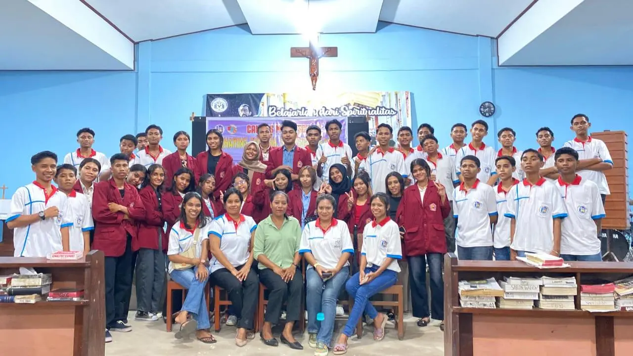 Gema Bahasa Inggris dari Flores Timur: Harmoni Kolaborasi SESADO dan IKTL dalam Campus Meet School