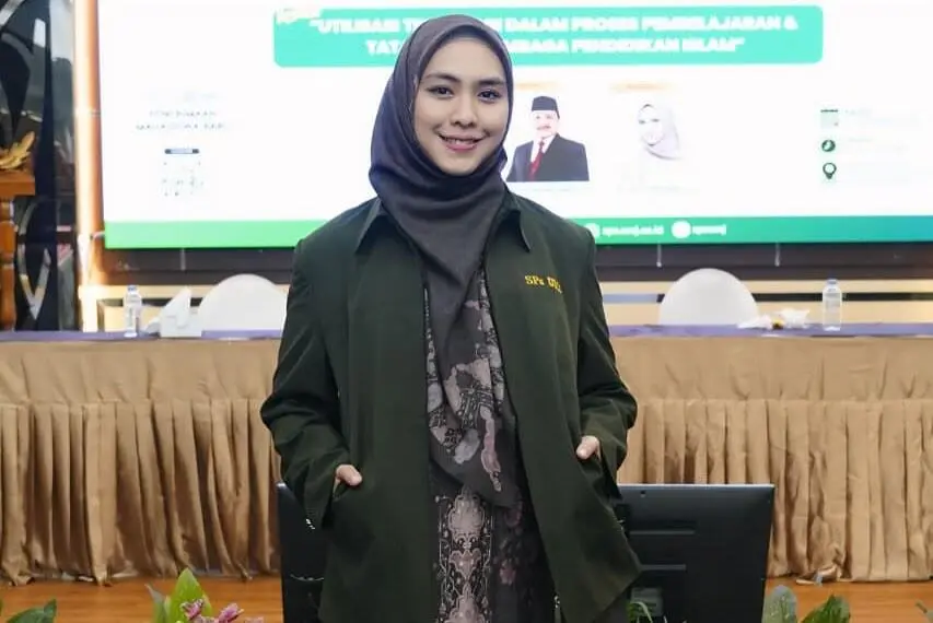 Dari Dunia Hiburan dan Dakwah ke Panggung Pendidikan, Inilah Kisah Inspiratif Oki Setiana Dewi, Bangun Generasi Muda sebagi Dosen Tetap UMJ