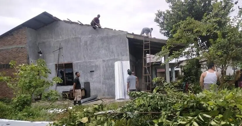 Hujan Angin Kencang Terbangkan Atap Rumah dan Tumbangkan Pohon Warga 
