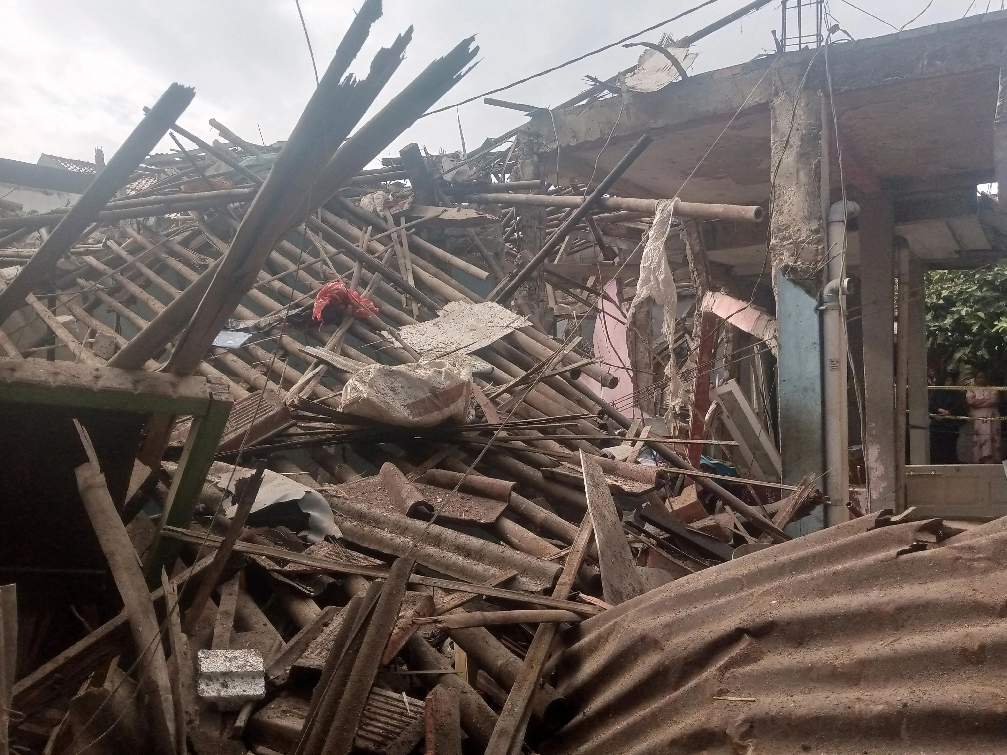 Ledakan Misterius di Tangsel: Belasan Rumah Rusak dan Tujuh Orang Dikabarkan Terluka