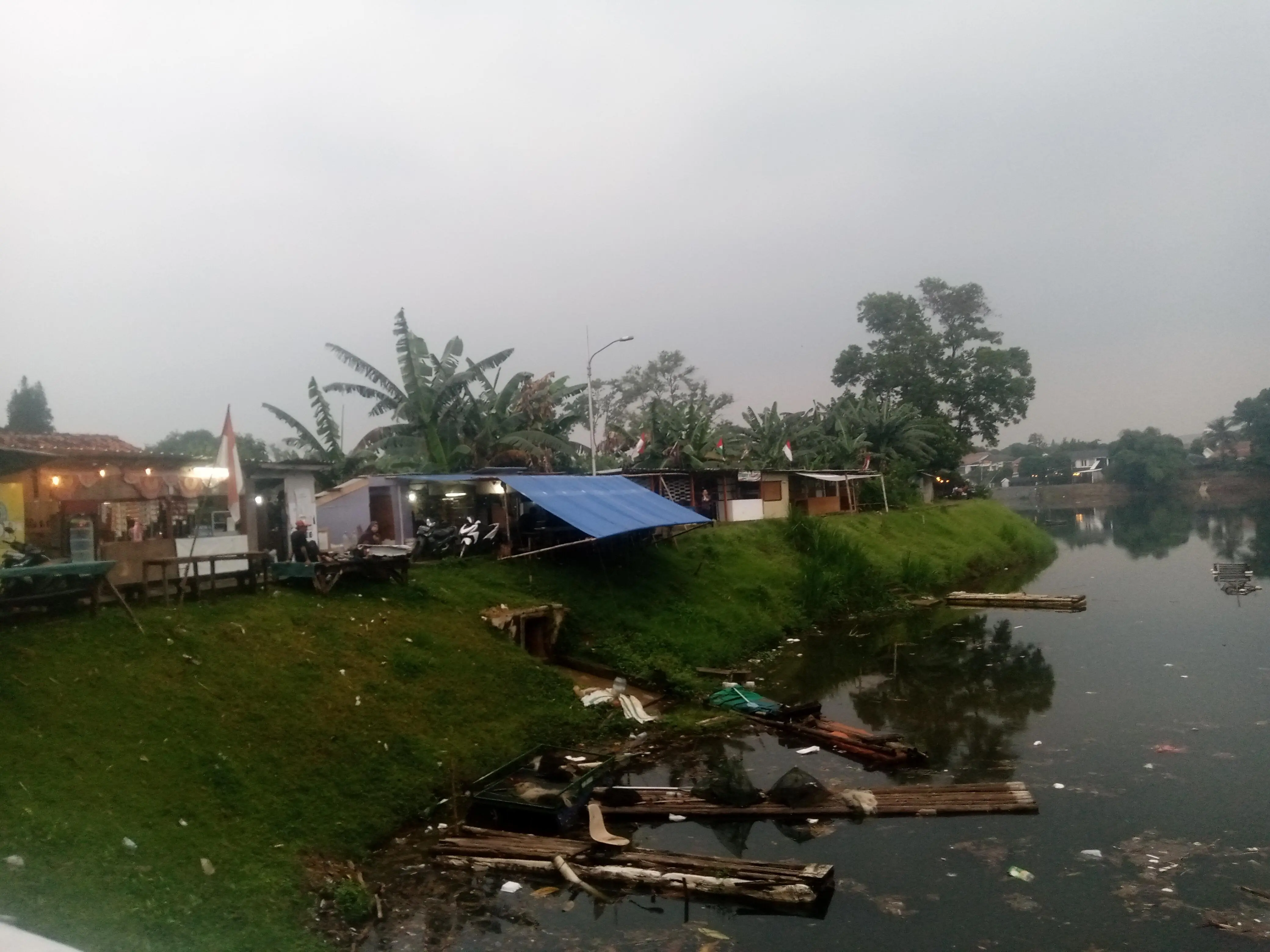 Warung Remang-Remang di Situ Gintung Dinilai Ancam Fungsi Konservasi