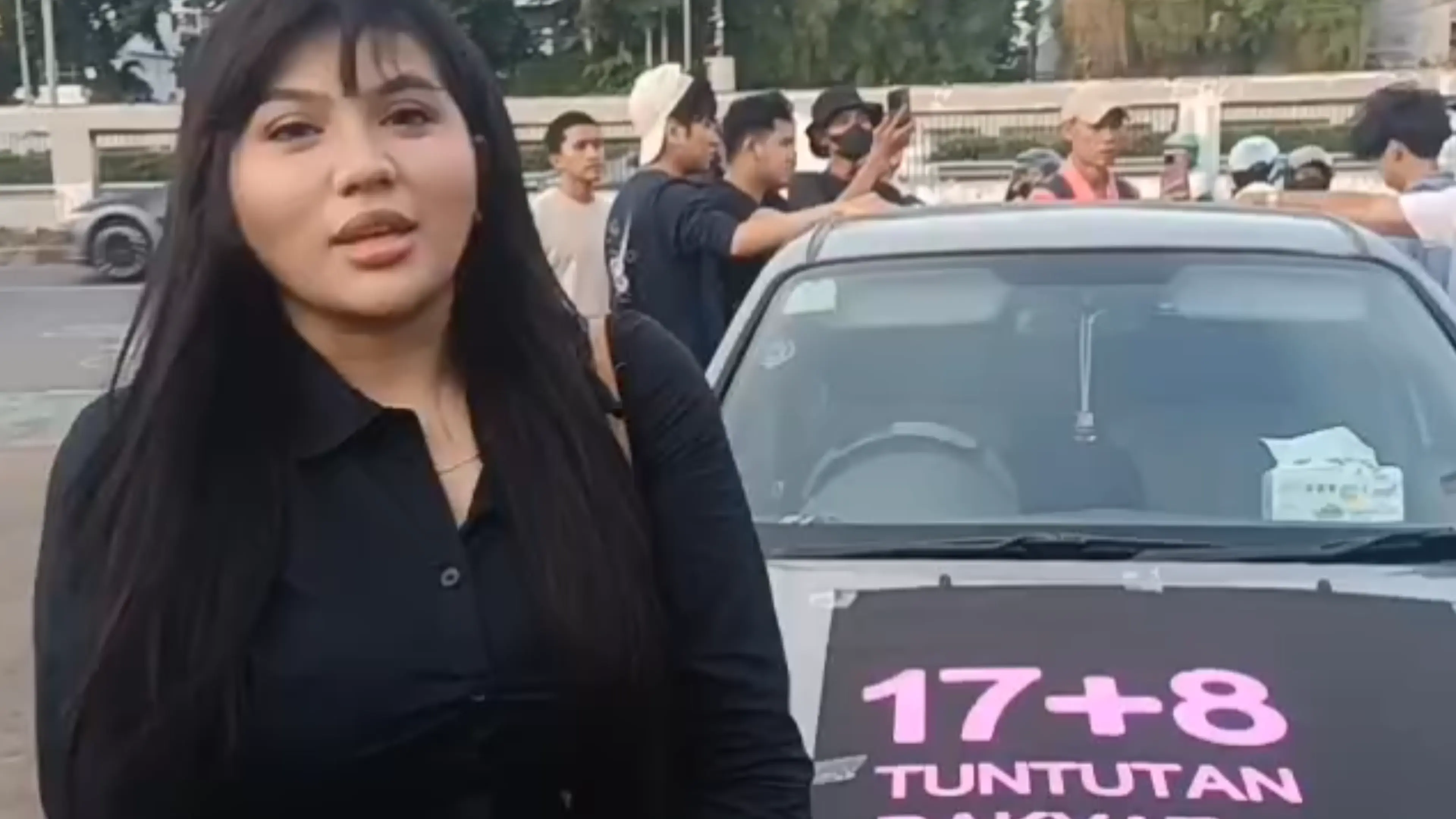 Wow! Model dan Bintang Dewasa Dea Ayu Ikut Aksi Damai di DPR, Suarakan 17+8 Tuntutan Rakyat