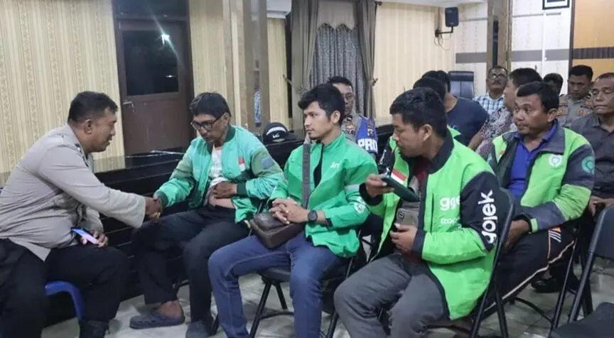 Wujud Solidaritas, Polresta Deli Serdang Bersama Komunitas Ojol  Gelar Doa Bersama  Atas Wafatnya Pengemudi Ojol Affan Kurniawan